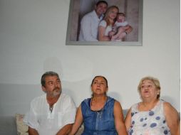 La madre de Garrido (der), ofreció una conferencia de prensa en el domicilio de su yerno, Jorge ‘N’, acompañada de los padres de él. EFE / ARCHIVO
