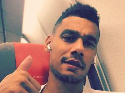 El defensa francés publicó en sus redes sociales una foto durante su viaje en el avión a México. TWITTER / @TimotheeKolo