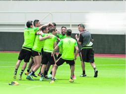 Buen ambiente. Los jugadores del Tricolor bromean durante la práctica, acción a la que se suma el DT Juan Carlos Osorio. EFE /