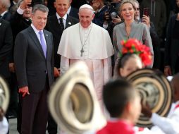El Papa estuvo acompañado del presidente de Colombia, Juan Manuel Santos (i), y la primera dama María Clemencia de Santos (d). EFE / M. Dueñas