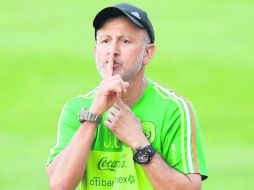 Expertos y analistas coinciden en que Osorio debe seguir al frente del Tri, aunque es necesario que cambie en varios aspectos. AFP / ARCHIVO