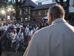 El papa Francisco observa un baile a su llegada a la Nunciatura Apostólica en Bogotá, ayer miércoles. EFE / L'OSSERVATORE ROMANO