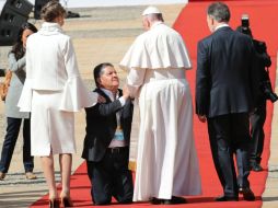 El reportero corrió para poder recibir la bendición de Francisco. EFE / M. Dueñas