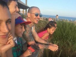 En la imagen, Bennington aparece sonriente en la fotografía junto a sus hijos. TWITTER / @TalindaB