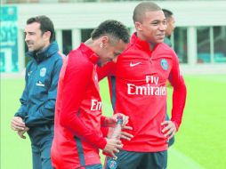 Kylian Mbappé (derecha), quien estuvo en entrenamiento con Neymar (izquierda), podría jugar hoy en el partido contra el Metz. TWITTER / @psg_inside