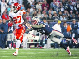 Kareem Hunt (27) evade el bloqueo de Cassius Marsh para enfilarse a las diagonales y conseguir uno de sus touchdowns de la noche. AP /
