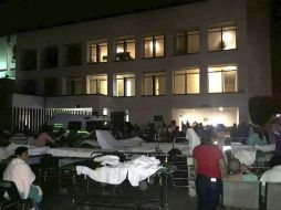 Pacientes y médicos de un hospital en Villahermosa permanecen fuera del edificio. EFE / STR