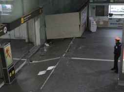 El piso hundido y mobiliario destruído se observa en la sala 4 de la terminal 2 del Aeropuerto Internacional de la Ciudad de México. EFE / M. Guzmán