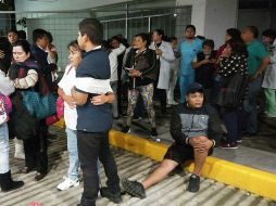 Pacientes y médicos de un hospital de Ciudad de México permanecen fuera de sus hogares tras el temblor. EFE / M. Guzmán