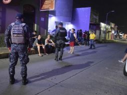 Policías federales resguardan a turistas que evacuaron el hotel en el que se alojaban tras el sismo, en Tapachula, Chiapas. EFE / J. Torres