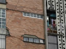 Imagen de un edificio dañado por el poderoso sismo de anoche en la Ciudad de México. AFP / A. Estrella
