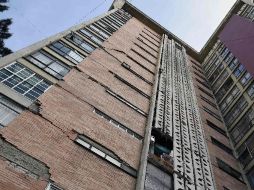 Pese a la magnitud y duración del sismo, sólo dejó cuarteaduras en edificios altos. AFP / A. Estrella