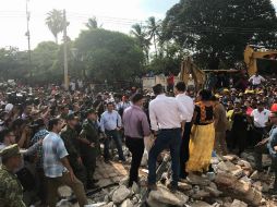 Peña Nieto se comprometió a que la ayuda llegará de inmediato, mientras recorría los escombros. TWITTER / @PresidenciaMX