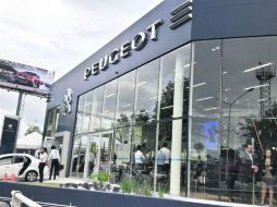 NUEVO ESPACIO. Igor Dumas, director general de Peugeot México, estuvo presente en la inauguración. ESPECIAL / C. Jimeno Arce