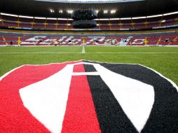 Los aficionados que se dieron cita en el Jalisco se quedaron con las ganas de ver futbol. EFE / U. Ruiz