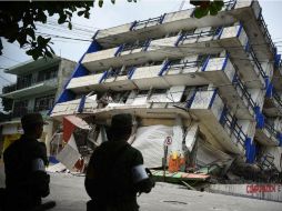 El terremoto derribó edificios en Oaxaca, y en el Estado de México cayeron ballenas de un puente en la autopista Pirámides-Texcoco. EFE / A. Hernández