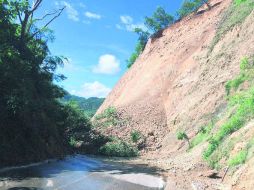 Las autoridades interrumpieron la circulación en la vía por el derrumbe de tierra y lodo. ESPECIAL /