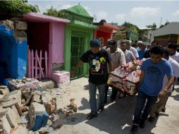 Con la muerte del policía Juan Jiménez Regalado sigue en aumento el número de víctimas mortales por el sismo de 8.2 grados. AP / R. Blackwell