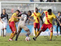 Acción del partido entre Lobos y Monarcas en el estadio Olímpico de la BUAP. MEXSPORT / Isabel
