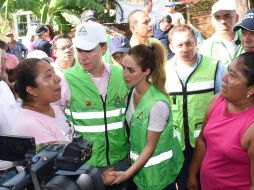El mandatario y su esposa Anahí recorren las zonas afectadas por el terremoto del pasado jueves. TWITTER / @VelascoM_
