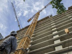 La proliferación de grúas de construcción es una amenaza más de peligro ante la llegada de ‘Irma’ a Miami. EFE / G. Viera