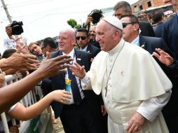 El Papa Francisco lució con el pómulo morado por el golpe que se dio al subir el papamóvil horas antes. EFE / A. Pizzoli
