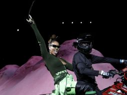 Rihanna montó la parte trasera de una moto, con una mano en alto haciendo la señal de los cuernos y la lengua afuera. EFE / P. Foley