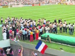 Incertidumbre. Por espacio de 20 minutos, el encuentro mundialista entre las Selecciones de Francia y Kuwait fue detenido. ESPECIAL /