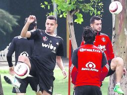 La buena noticia. El 'Profe' Cruz podría contar con Ravel Morrison (izquierda). EL INFORMADOR / A. Camacho