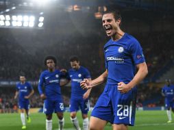 Azpilicueta celebra el tercer tanto de los Blues. EFE / F. Arrizabalaga