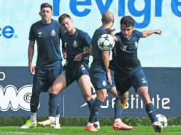 Héctor Herrera (i), Otavio, André André y Diego Reyes (d), asisten a una sesión de práctica en el Centro de Entrenamiento Olival. AFP /