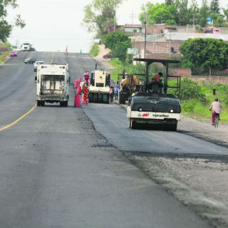 Cambian concreto por asfalto en carretera a Colotlán