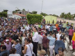 El Presidente Enrique Peña Nieto, rodeado de ''güeritos'' en su visita a Chiapas. TWITTER / @EPN