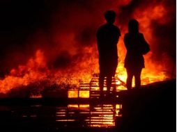 El fuego se declaró poco antes del amanecer y se propagó por todo el recinto. NTX / ARCHIVO