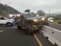 Una camioneta pick up impactó el vehículo de la Sedena y lo proyectó contra el muro de contención. ESPECIAL /