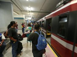 La mitad de los pasajeros del Tren Ligero utilizan el pago en efectivo. EL INFORMADOR / ARCHIVO