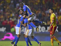 Jugadores de Tigres celebran uno de sus tres goles ante Morelia. MEXSPORT / I. Ortiz
