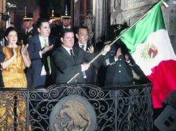 El gobernador ondea la bandera tras nombrar a los héroes de la patria. EL INFORMADOR /