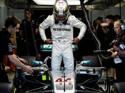 El tricampeón mundial británico termina a más de seis décimas del mejor tiempo del alemán Sebastian Vettel. AFP / M. Rasfan