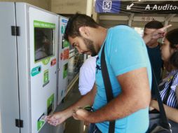 Desde este sábado sólo se aceptan tarjetas de prepago y unipases en sus viajes. EL INFORMADOR / G. Gallo