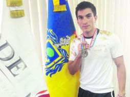 Jorge Luis, quien destaca como patinador internacional, muestra la presea de plata que se colgó en el pasado Mundial de Nanjing. ESPECIAL / CODE JALISCO