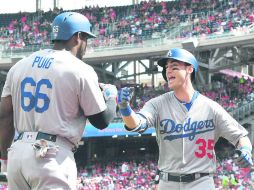 Cody Bellinger (#35) celebra con Yasiel Puig después de pegar jonrón en la segunda entrada. El Dodger llegó a 38 vuelacercas. AFP /