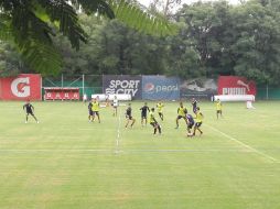 Los futbolistas titulares hacen trabajo de regeneración, mientras que jóvenes y suplentes entrenan enfocados al encuentro con Atlas. EL INFORMADOR / J. Robles