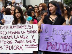 Con leyendas como #PuedeSerTuMadreOTuHija, #NiUnaMás, fue como alzaron la voz en Uruapan. EFE / U.R. Basurto