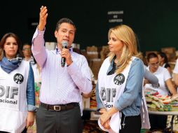 Peña Nieto visitó junto a su esposa, Angélica Rivera el Centro de Acopio del DIF nacional en el Campo Marte. SUN / L. Godinez