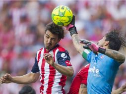 Miguel Fraga le gana la pelota a Oswaldo Alanís en el Clásico Tapatío del 14 de mayo pasado, en el Estadio Chivas. MEXSPORT / C. De Marchena