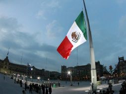 El Presidente Enrique Peña Nieto encabeza esta mañana el izamiento de la Bandera Nacional en el Zócalo de la Ciudad de México. NTX / J. Pazos
