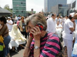 Durante terremotos y otros fenómenos naturales las redes de telefonía fija y móvil se saturan. EFE / J. Méndez