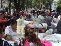 Varios pacientes tras ser evacuados luego del temblor de 7.1 grados en escala Richter. EFE / A. Cruz