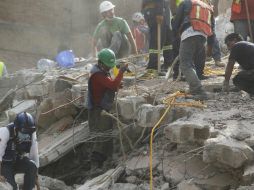 La gente continúa llegando con toda la disposición de ayudar, incluso con palas y picos. EFE / S. Gutiérrez